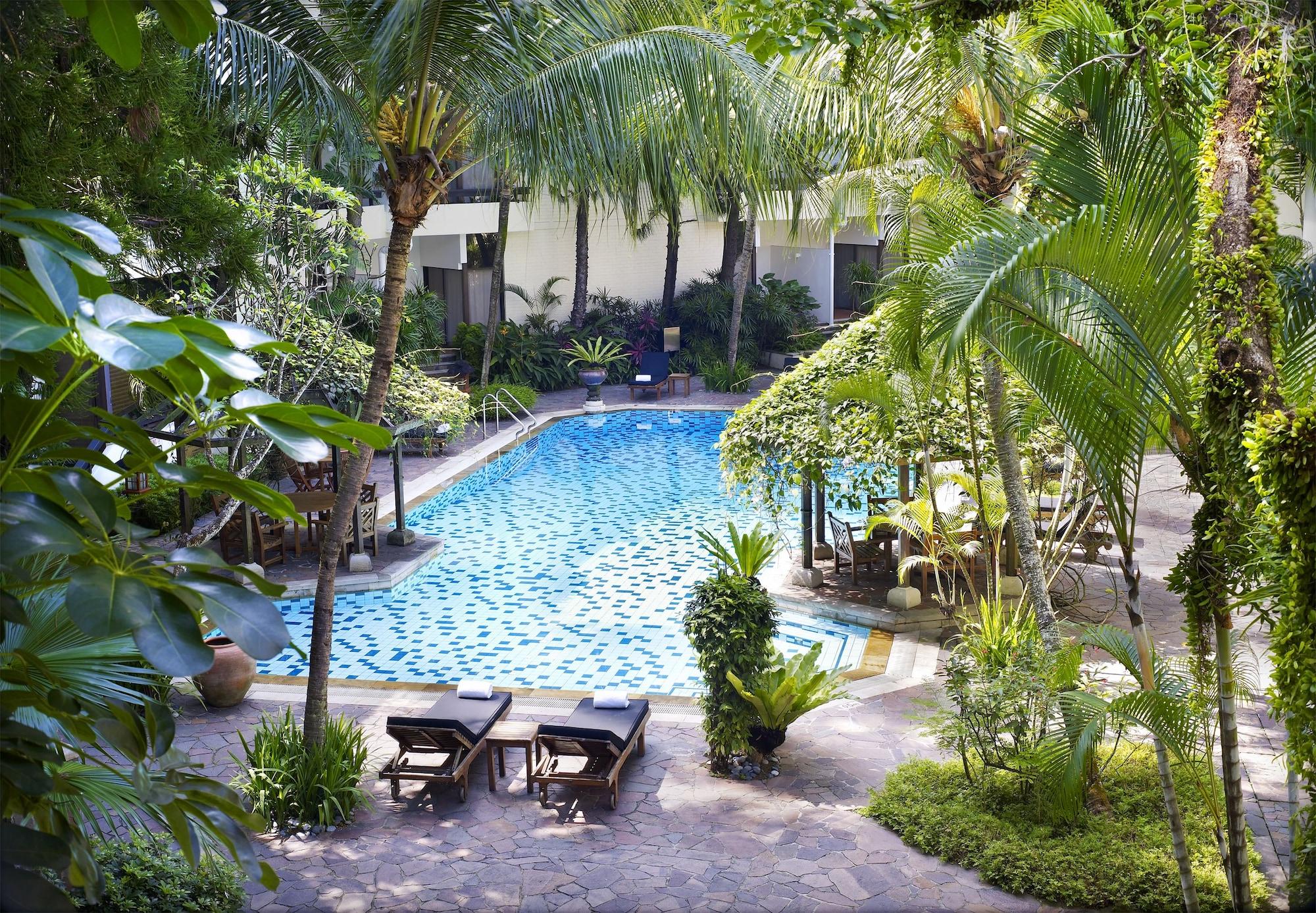 Goodwood Park Hotel Singapore Eksteriør billede The swimming pool at the hotel