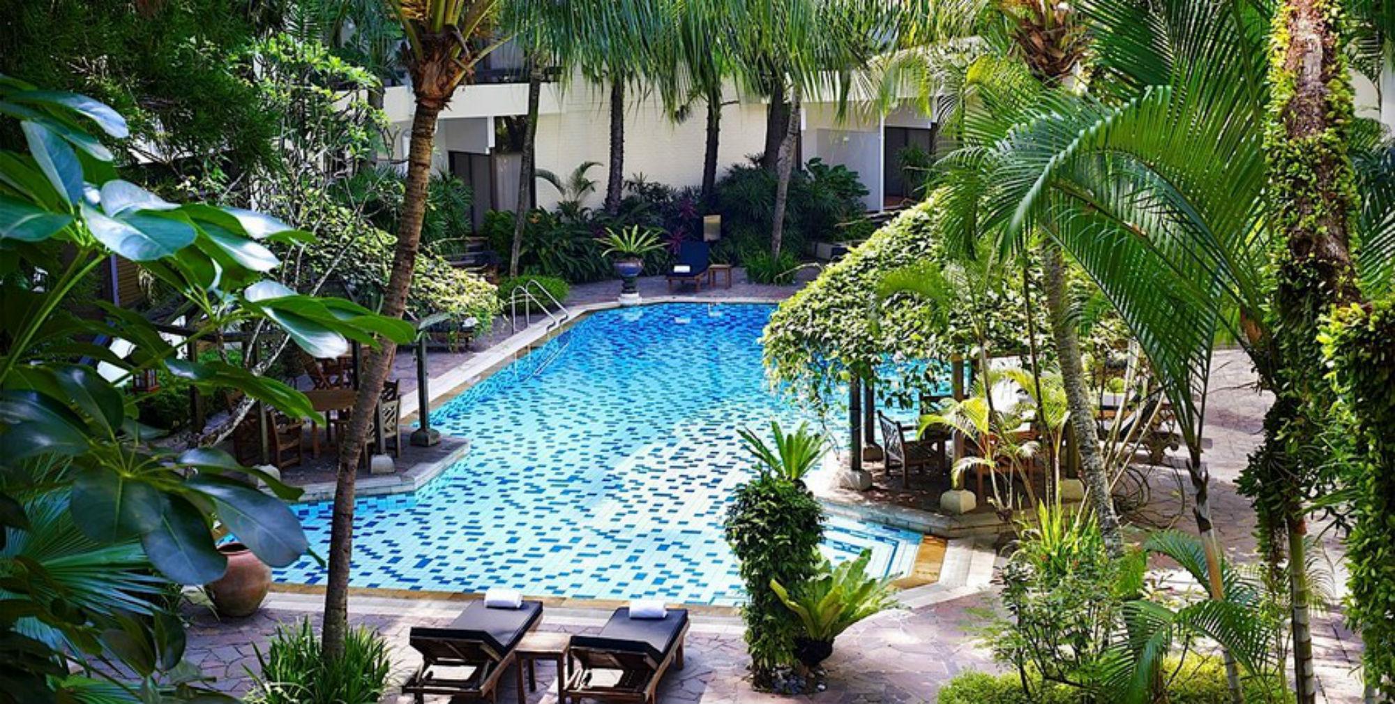Goodwood Park Hotel Singapore Eksteriør billede The swimming pool at the hotel