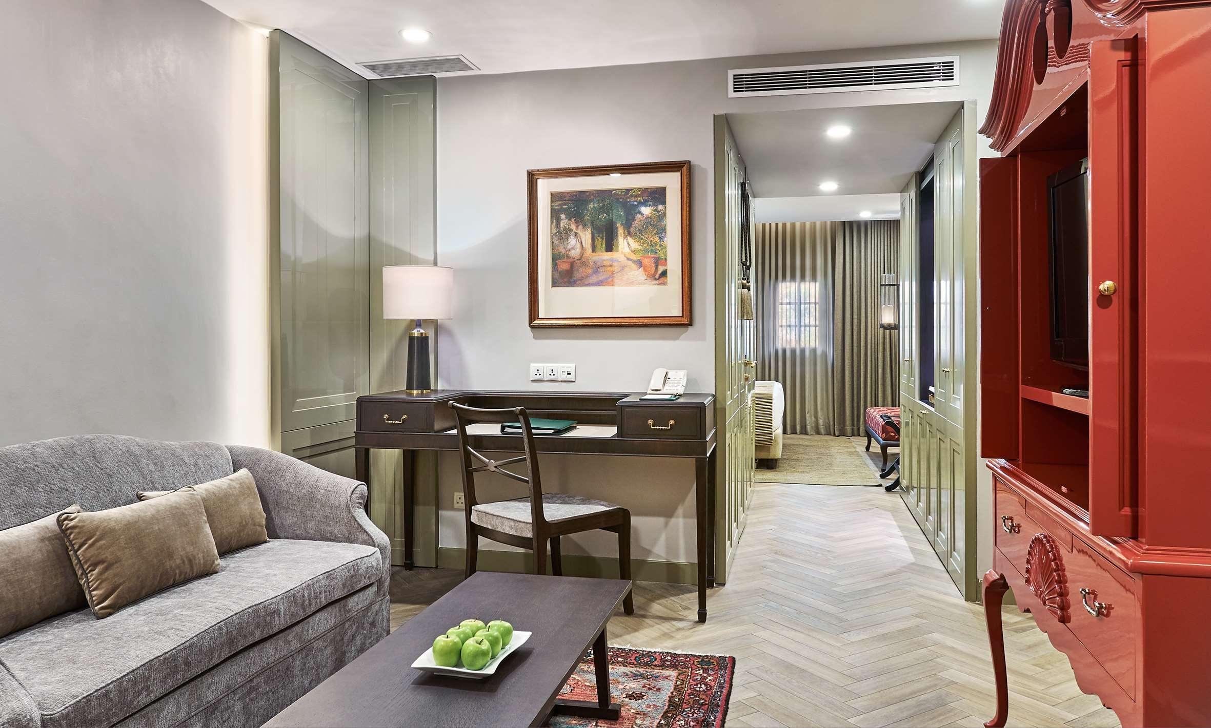 Goodwood Park Hotel Singapore Eksteriør billede A suite at the hotel