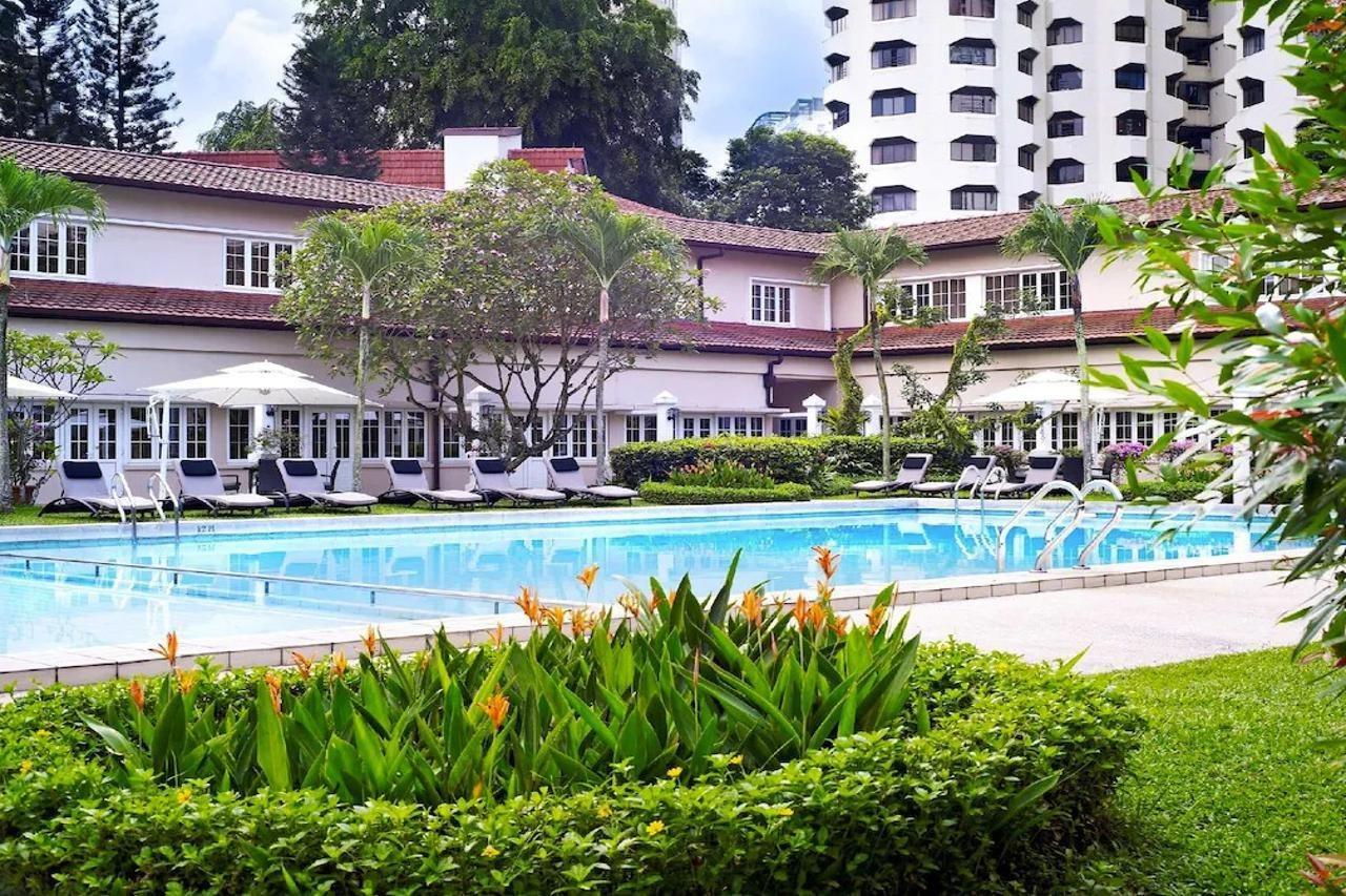 Goodwood Park Hotel Singapore Eksteriør billede The swimming pool at the E and O Club