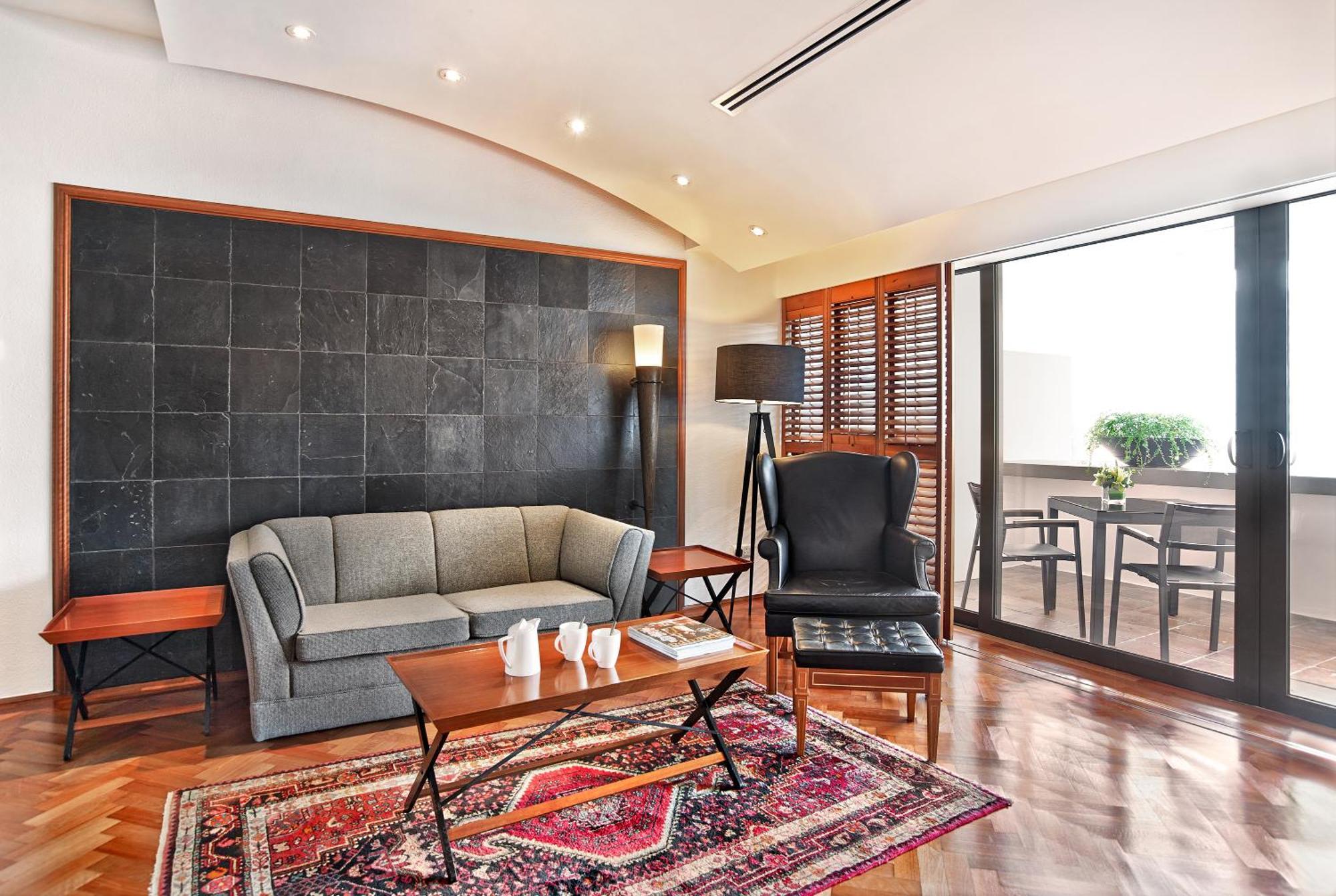 Goodwood Park Hotel Singapore Værelse billede A living room with a carpet