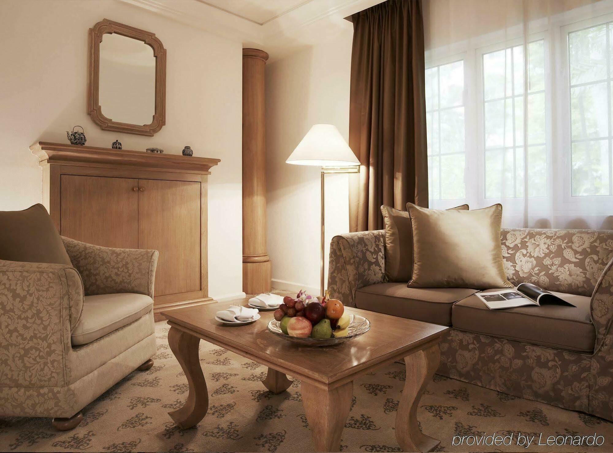 Goodwood Park Hotel Singapore Værelse billede A room at the hotel